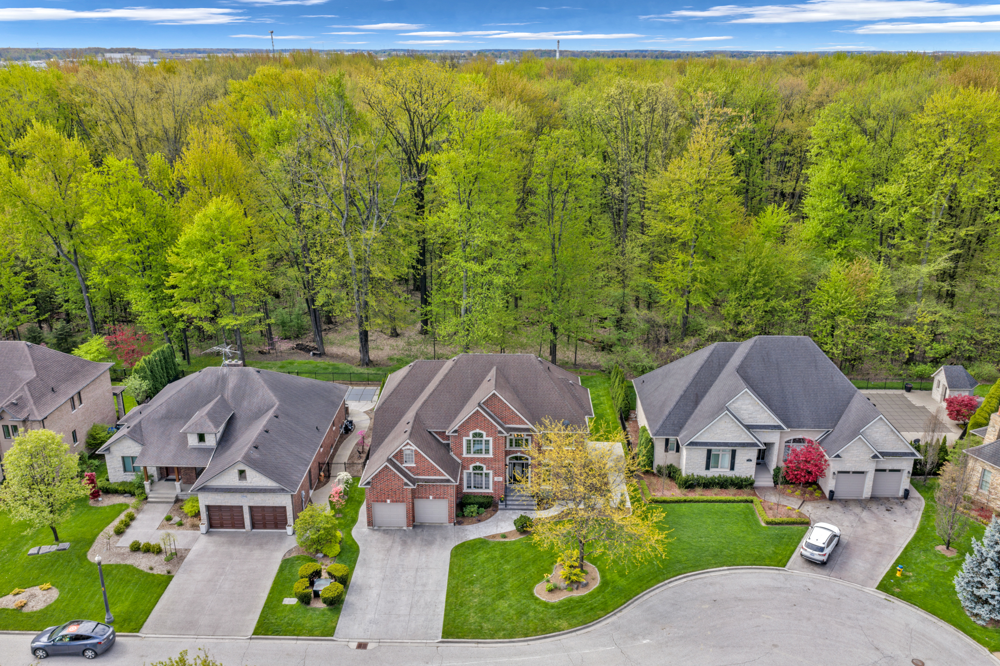 Custom All-Brick 2-Storey in Russell Woods — 4 Bed, 4.1 Bath, 3,164 Sq Ft on a Treed Cul-De-Sac - Photo 3