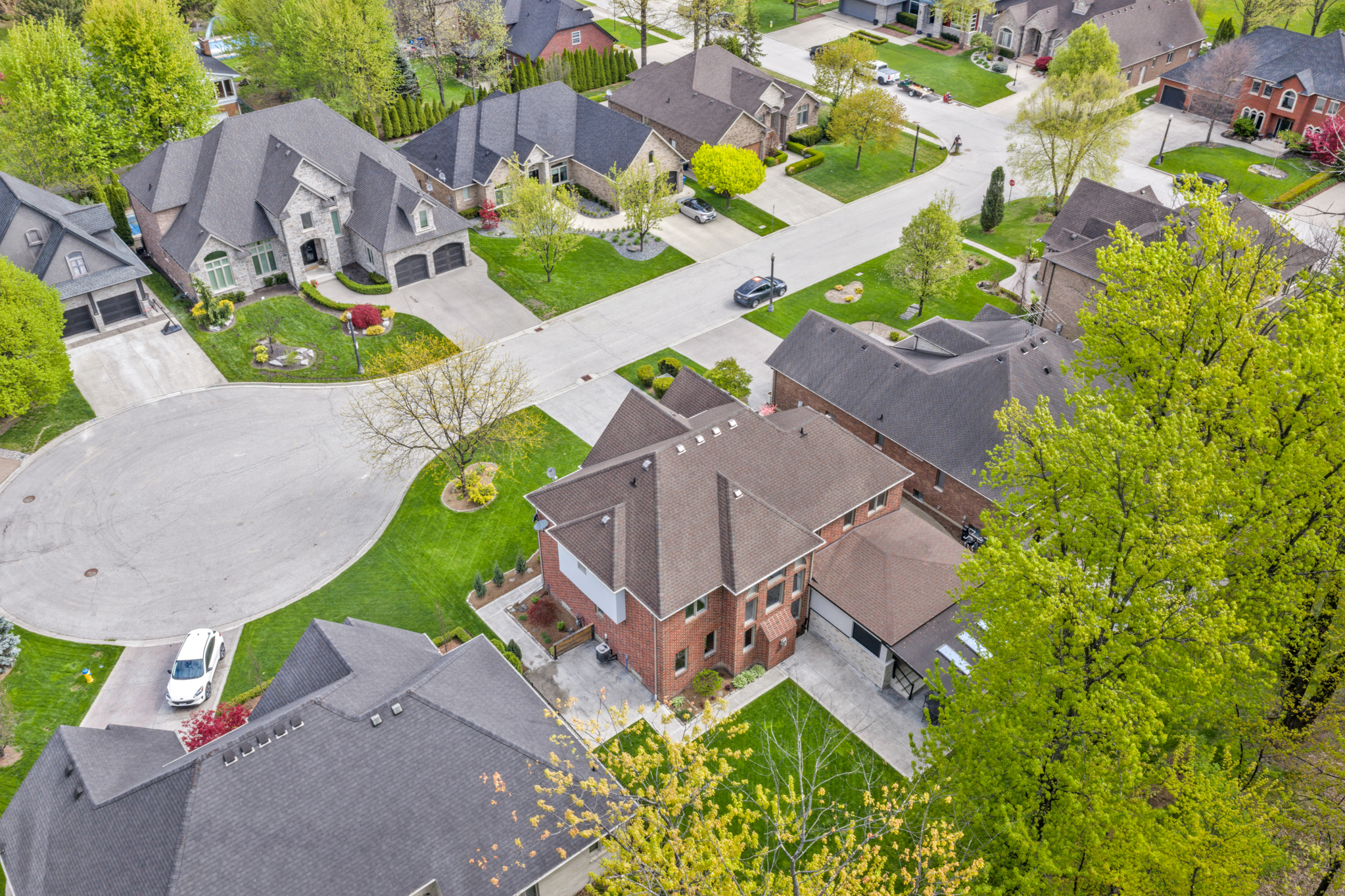 Custom All-Brick 2-Storey in Russell Woods — 4 Bed, 4.1 Bath, 3,164 Sq Ft on a Treed Cul-De-Sac - Photo 5