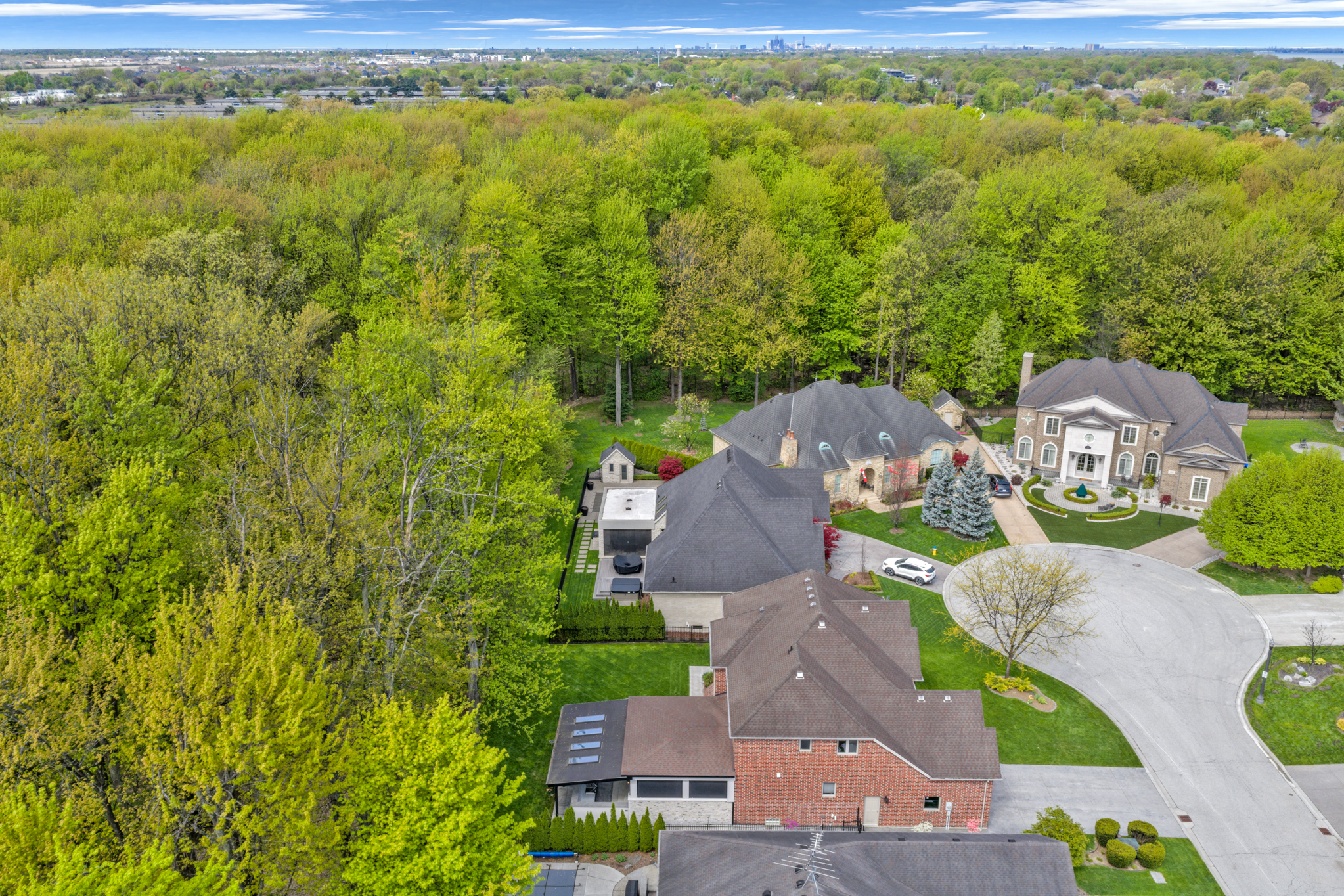Custom All-Brick 2-Storey in Russell Woods — 4 Bed, 4.1 Bath, 3,164 Sq Ft on a Treed Cul-De-Sac - Photo 6
