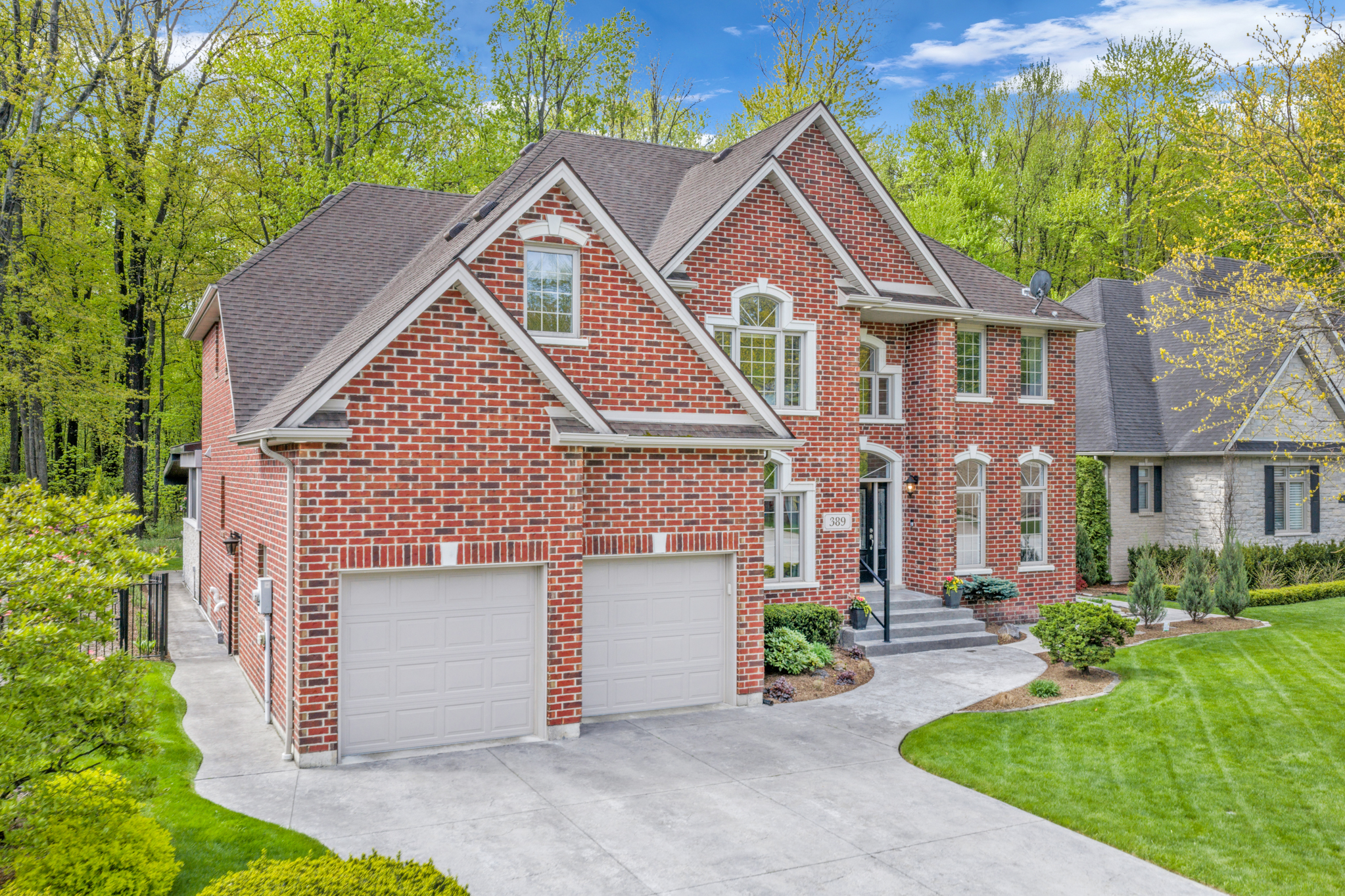 Custom All-Brick 2-Storey in Russell Woods — 4 Bed, 4.1 Bath, 3,164 Sq Ft on a Treed Cul-De-Sac - Photo 2