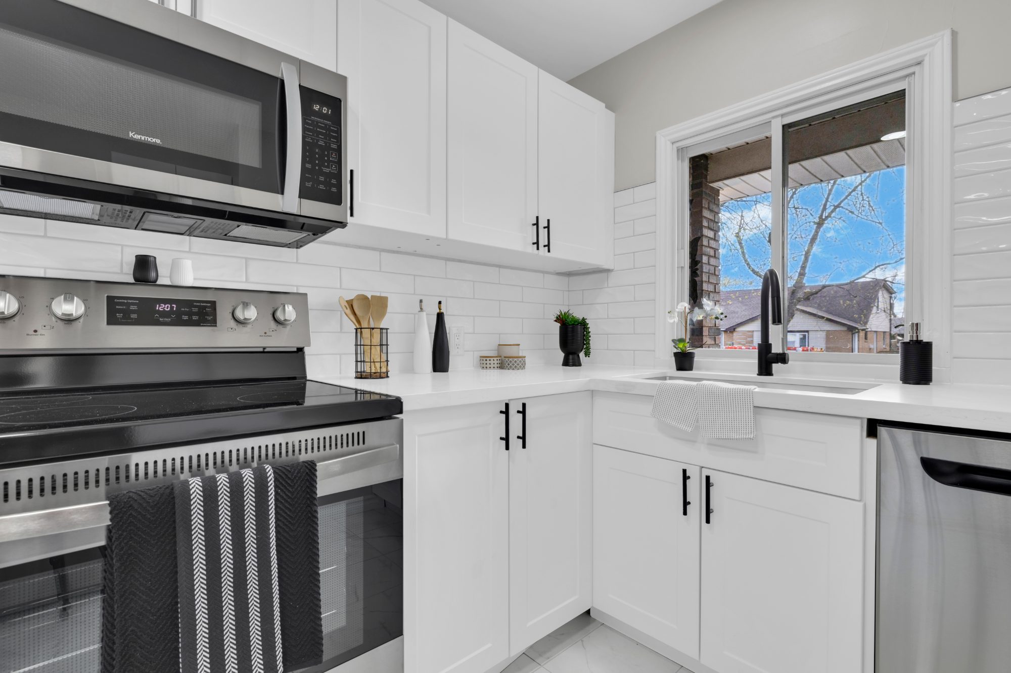Renovated Brick Bungalow — 1 Block from Sandpoint Beach | 556 Clover, Windsor - Photo 10