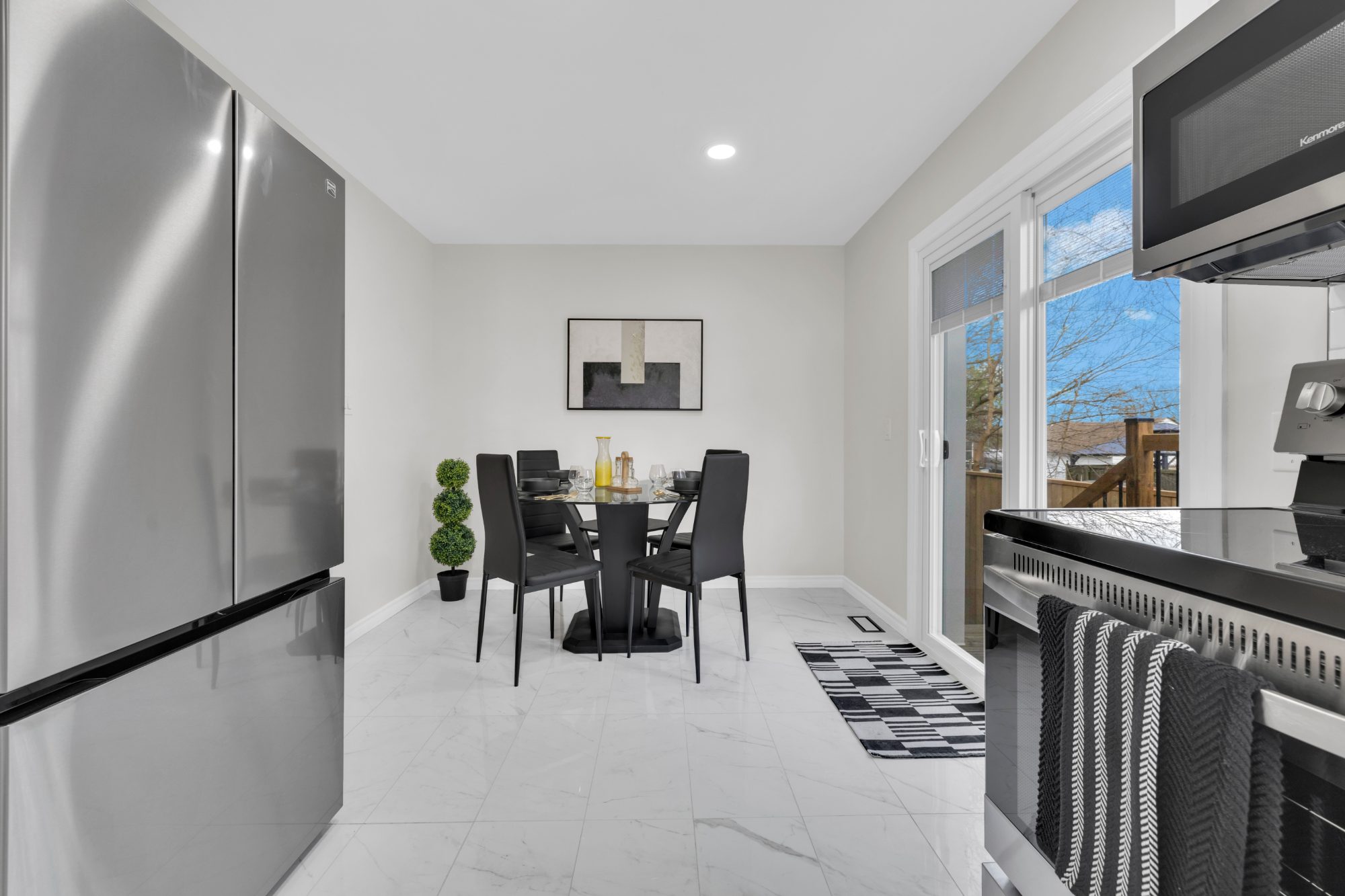 Renovated Brick Bungalow — 1 Block from Sandpoint Beach | 556 Clover, Windsor - Photo 8