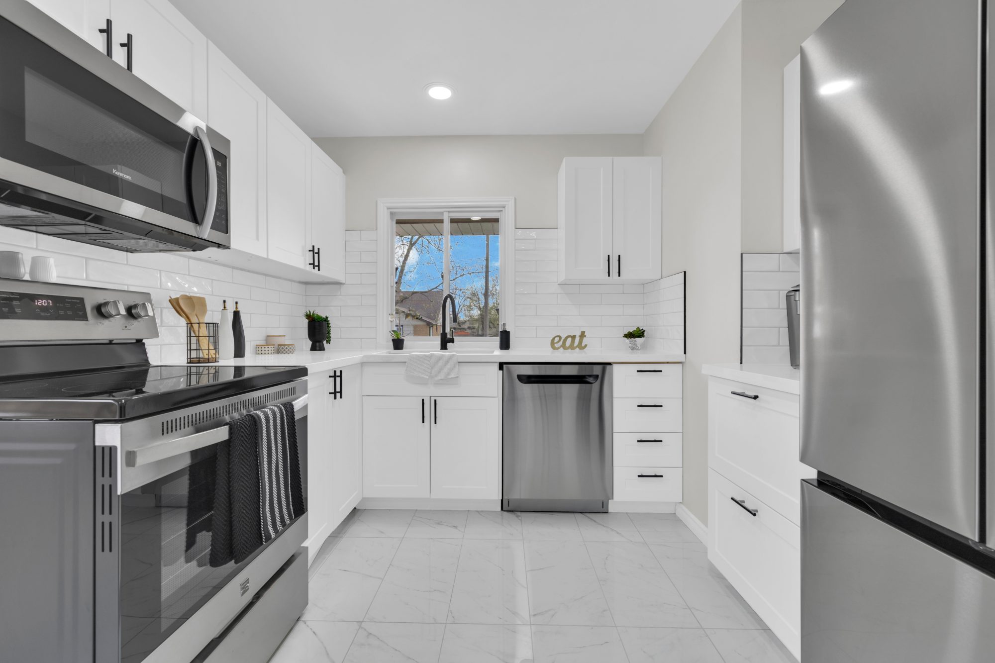 Renovated Brick Bungalow — 1 Block from Sandpoint Beach | 556 Clover, Windsor - Photo 9