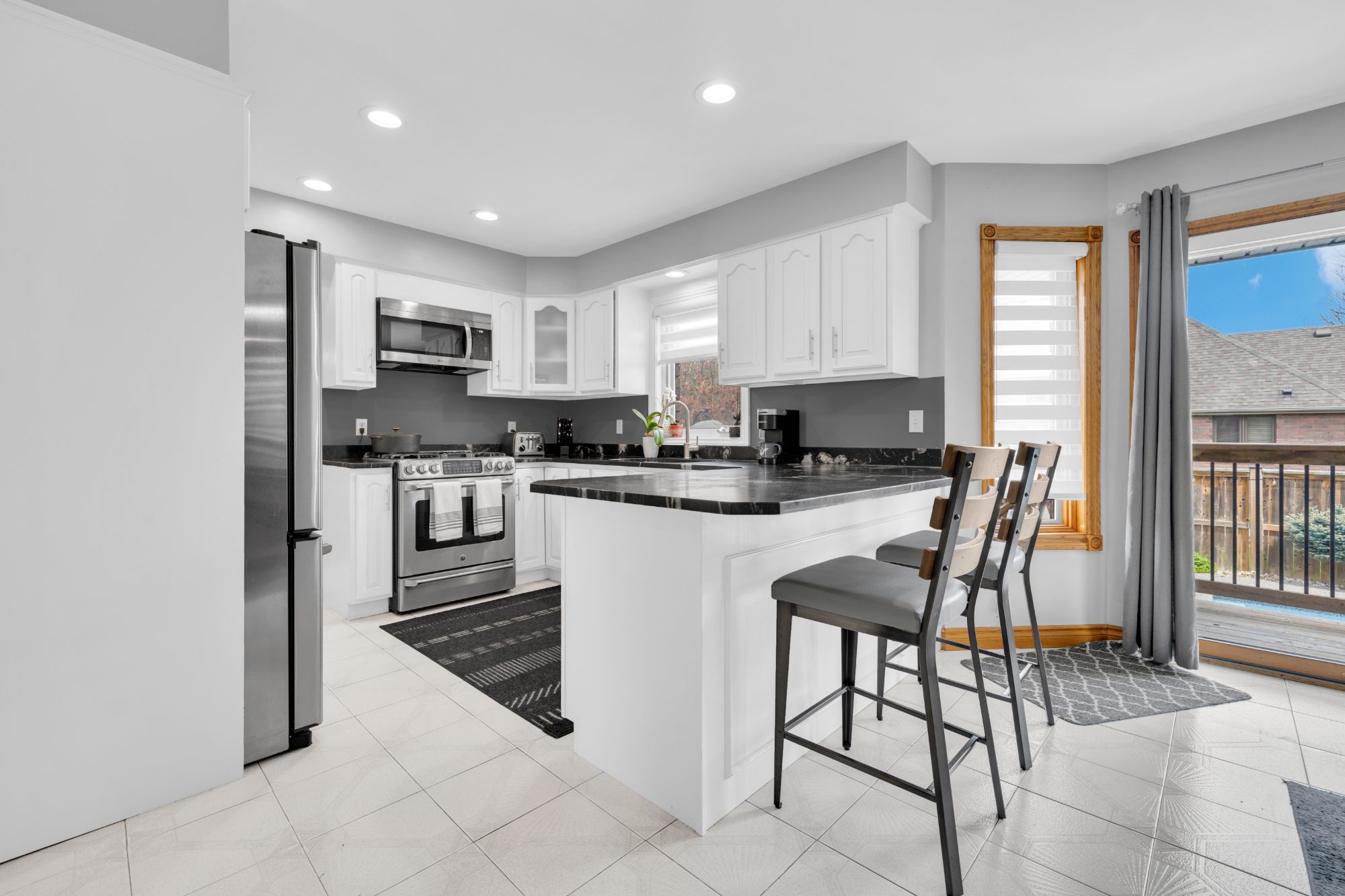 2048 Eugeni, Tecumseh, Ontario - Photo 2