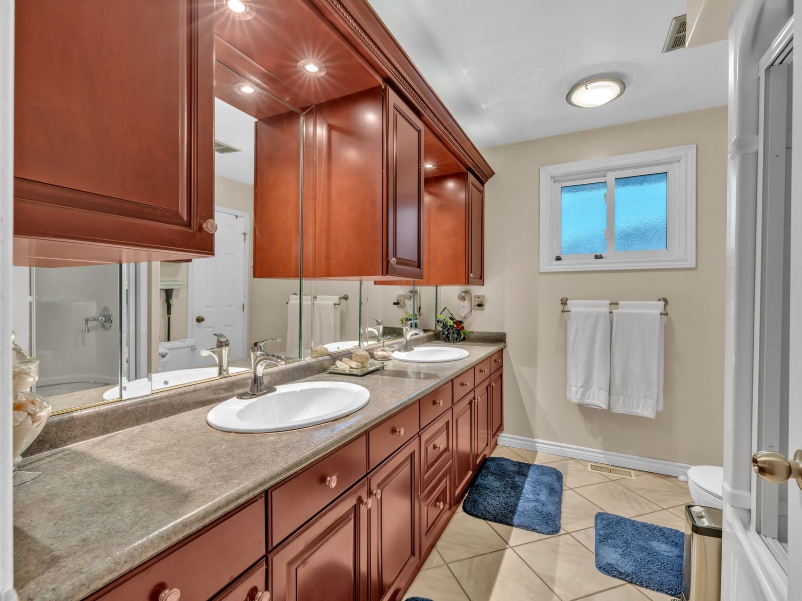 The 5-piece bath: double vanity and wide mirror.