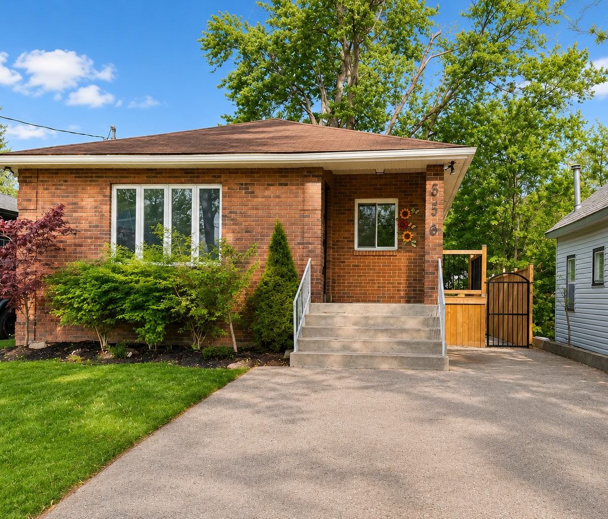 556 Clover Avenue, Windsor, Ontario - Photo 1
