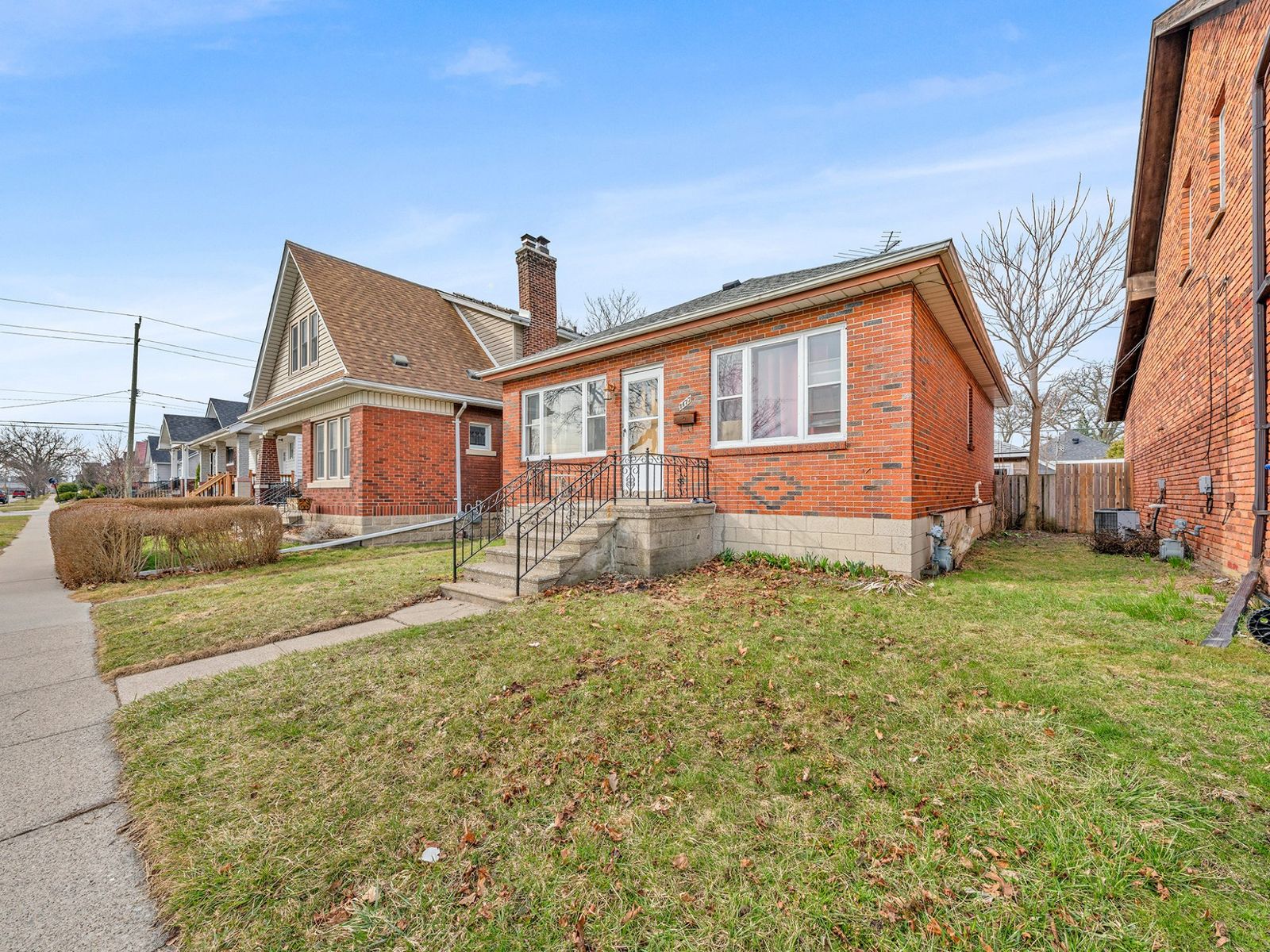 Side view of 1477 Windermere